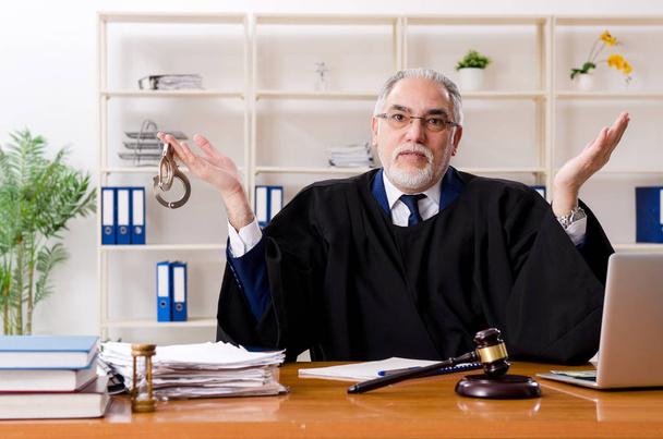 Starszy prawnik pracujący w sądzie   - Zdjęcie, obraz