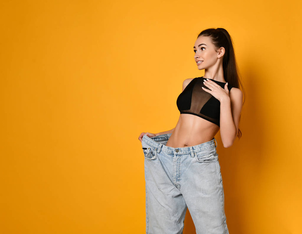 beautiful young woman with big jeans - Foto, imagen