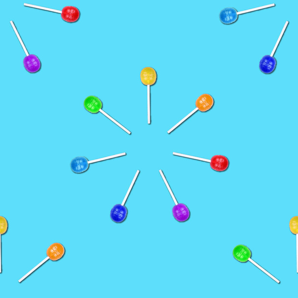 Padrão sem costura de pirulitos coloridos agrupados em círculos isolados em fundo azul
. - Foto, Imagem