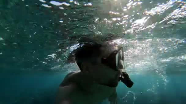 Νέος άνθρωπος με μάσκα κατάδυσης κολύμπι στην Ερυθρά θάλασσα, αργή κίνηση - Πλάνα, βίντεο
