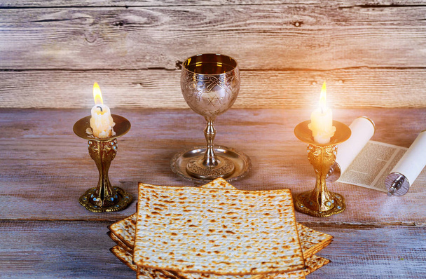 ein jüdisches Matza-Brot mit Wein-Vorabend-Pessach-Urlaubskonzept - Foto, Bild
