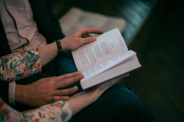 A kezében egy srác és egy lány levél át egy könyvet a verset. - Fotó, kép