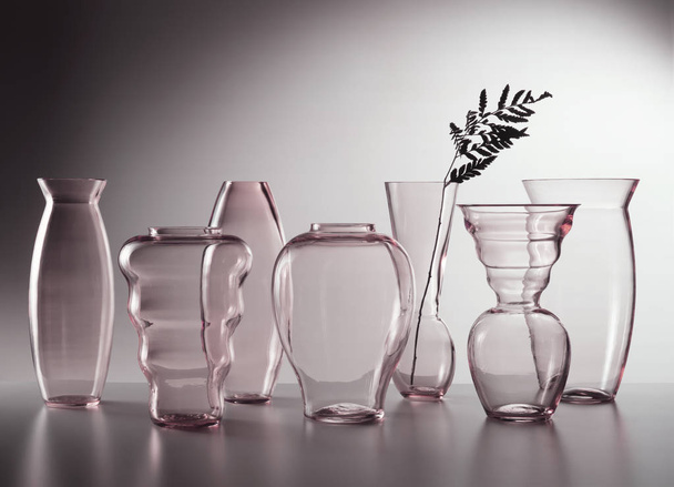 glazen vaas op een witte achtergrond - Foto, afbeelding