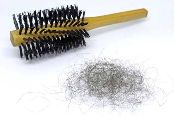 Cepillo para el cabello y mechón de pelo. Pérdida de cabello
 - Foto, Imagen