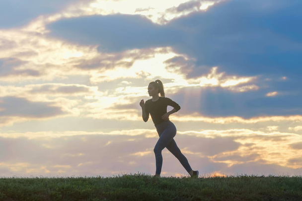 Laufen Frau morgendliches Training. Läuferin. Joggen in der Sonne - Foto, Bild