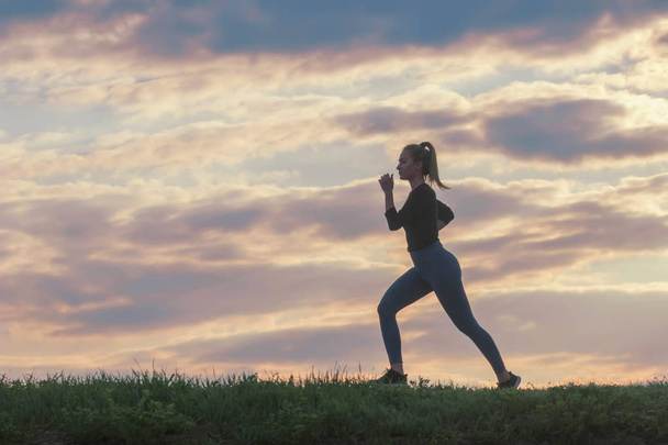 Futó nő reggel edzés. Női futó. Kocogás közben nap - Fotó, kép