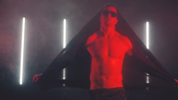 sexy mężczyzna taniec w czerwony światło - Materiał filmowy, wideo