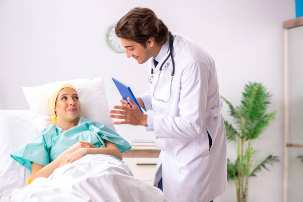 Young handsome doctor visiting female oncology patient  - Foto, immagini