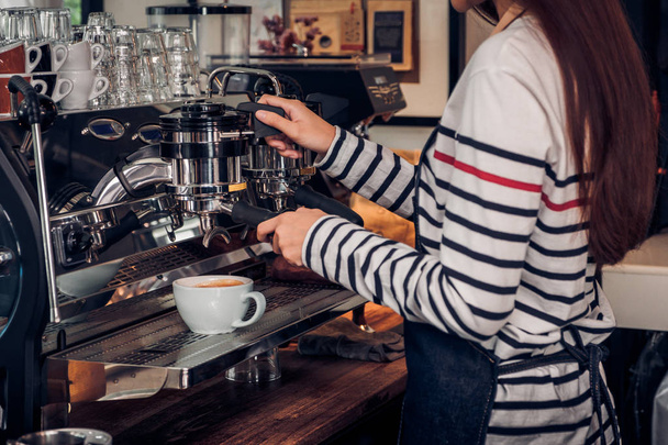 Asian barista woman making coffee cappuccino at cafe with machin - Zdjęcie, obraz