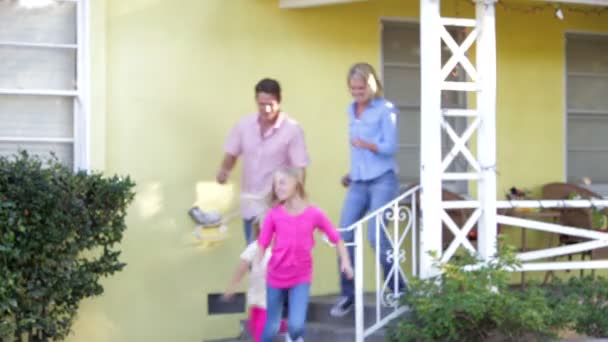 Family Standing Outside Suburban Home - Materiał filmowy, wideo