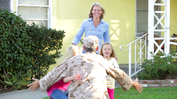 Family Welcoming Husband Home On Army Leave - Кадри, відео