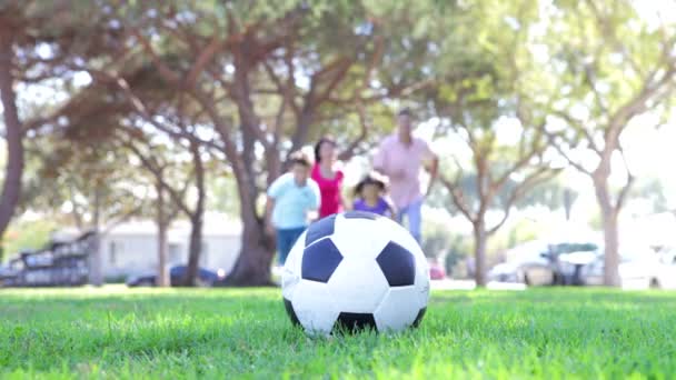 Family playing football - Filmmaterial, Video