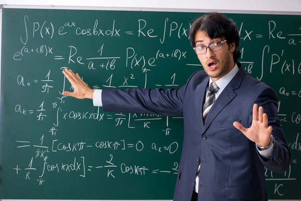 Młody mężczyzna matematyki nauczyciel w klasie  - Zdjęcie, obraz