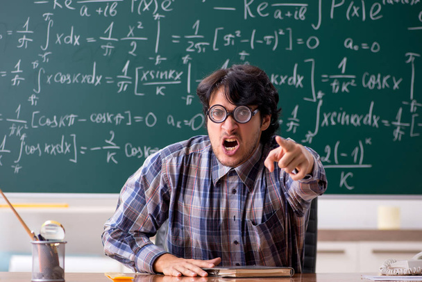 Komik erkek matematik öğretmeni sınıfta  - Fotoğraf, Görsel