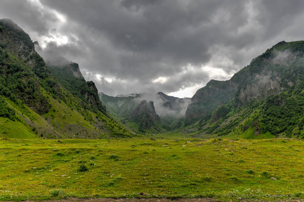 Panorama de montaña - Kazbegi, Georgia
 - Foto, imagen