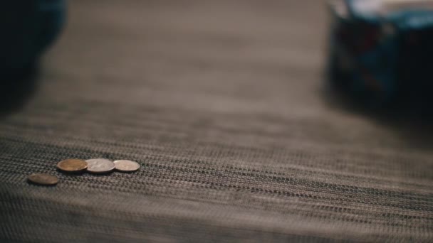 Közeli kép: a szőnyegen felületen alá tartozó réz és bronz érmék. Pénzügyi fogalom, - Felvétel, videó