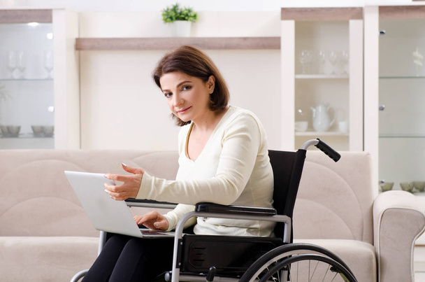 vrouw in rolstoel thuis  - Foto, afbeelding