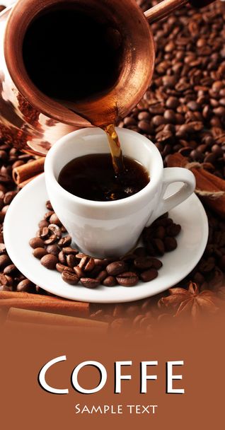 Cup and pot of coffee on coffee beans background - Foto, afbeelding