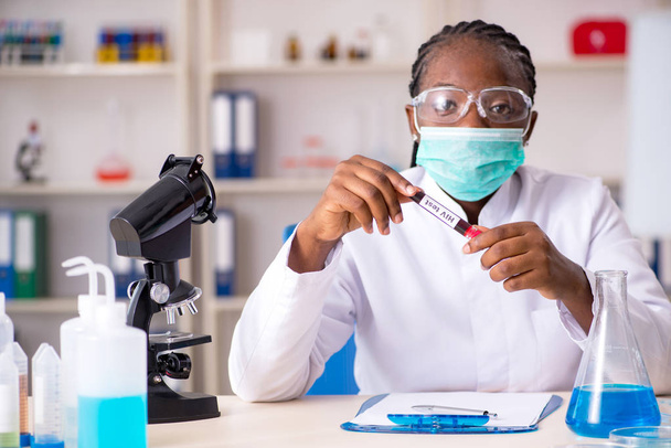 Laboratuarda çalışan genç siyah kimyager  - Fotoğraf, Görsel