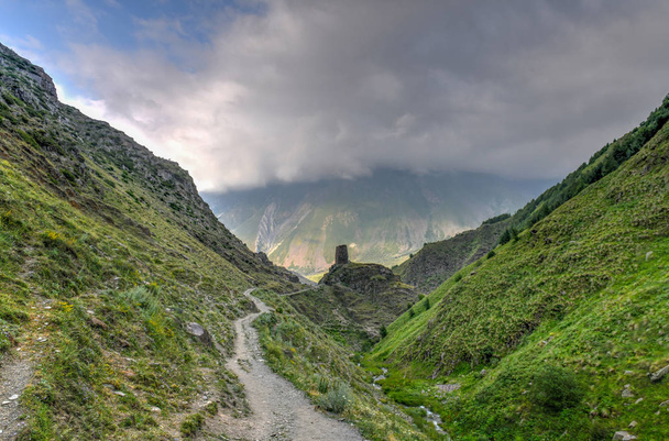 Panoramiczny krajobraz-Kazbegi, Gruzja - Zdjęcie, obraz