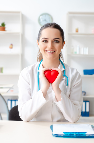 Giovane medico cardiologo donna che lavora in clinica
  - Foto, immagini