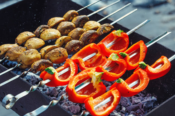 Mangal Şiş ızgara biber ve champignon mantar kebabı - Fotoğraf, Görsel