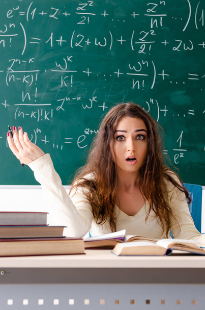Mladá žena učitel matematiky před tabulí   - Fotografie, Obrázek