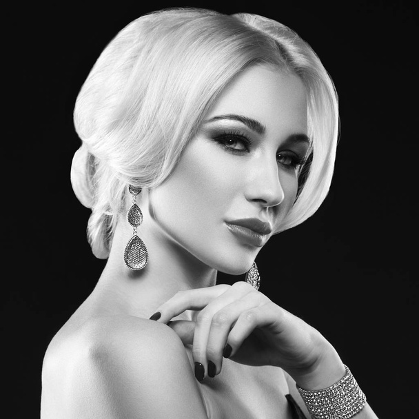 Porträt einer jungen blonden Frau mit trendigen Accessoires und stylischem Make-up auf schwarzem Hintergrund - Foto, Bild