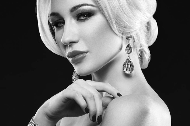 Muotokuva nuori blondi nainen trendikäs tarvikkeet ja tyylikäs meikki poseeraa musta tausta
 - Valokuva, kuva