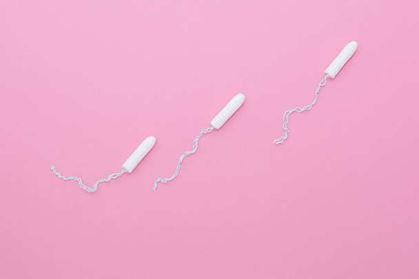 Pamut tampon rózsaszín háttér. Menstruációs ciklus időszak koncepció - Fotó, kép