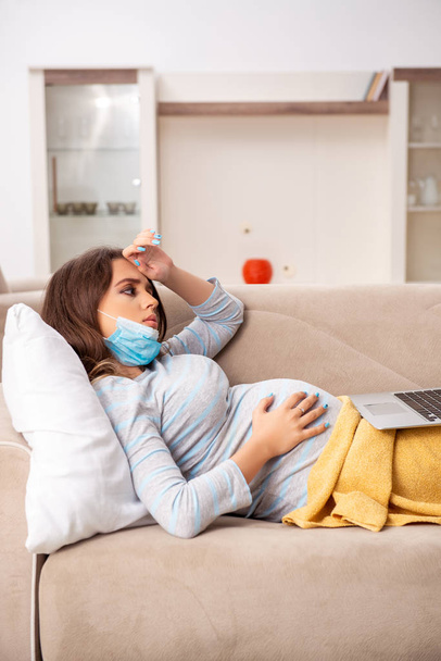 Nemocná těhotná žena trpí doma  - Fotografie, Obrázek