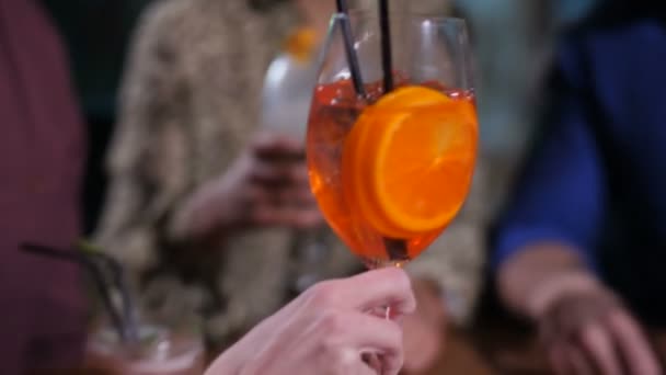 Fröhliche Kollegen klirren in Nachtklub mit Gläsern - Filmmaterial, Video