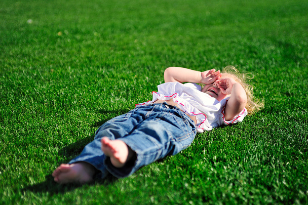 dziewczynka na zielonej trawie w parku - Zdjęcie, obraz