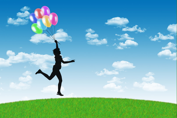 ευτυχισμένη γυναίκα που τρέχει με μπαλόνια σε φόντο γαλάζιο του ουρανού - Φωτογραφία, εικόνα