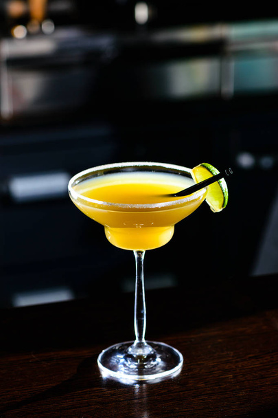 Fresh classic lime margarita cocktail - Фото, изображение