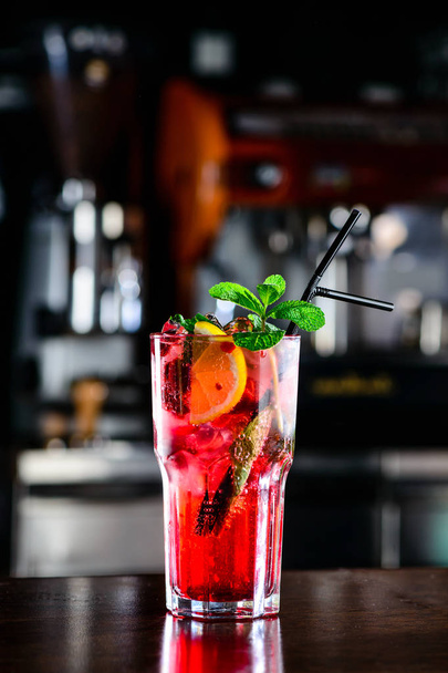 Vadelma vaaleanpunainen Mojito Limonadi limellä ja tuoretta minttua lasissa baaritiskillä yökerhossa. Kesä virkistävä cocktail
. - Valokuva, kuva