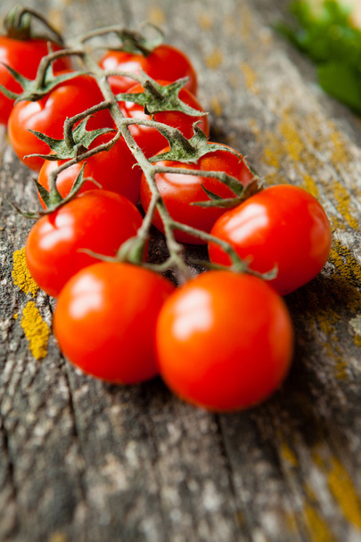 branch of cherry tomatoes on the board - Фото, зображення