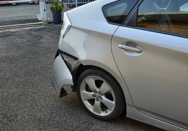 A Toyota Prius in metallic gray was damaged. - Zdjęcie, obraz