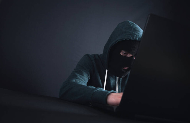 Hacker con laptop. Delitos informáticos - Foto, Imagen
