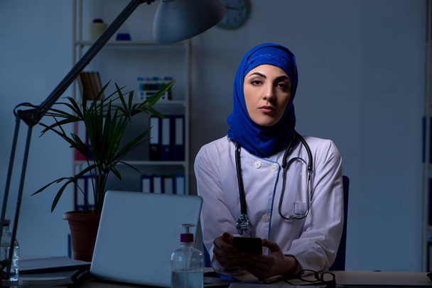 Emiraty lekarka pracuje w klinice w nocy  - Zdjęcie, obraz