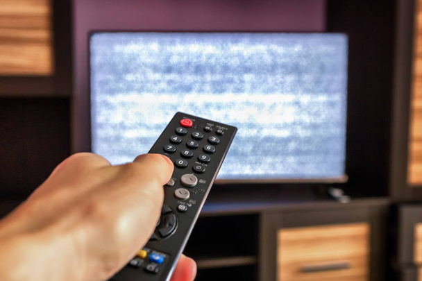 Control remoto de TV, interferencia en el televisor de pantalla
 - Foto, imagen