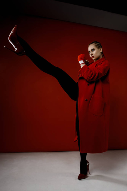 seksi güzel kadın kırmızı eldiven studio poz - Fotoğraf, Görsel
