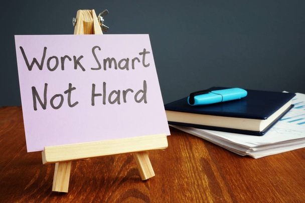 Work smart not hard motivation quote written on piece of paper. - Foto, Imagen