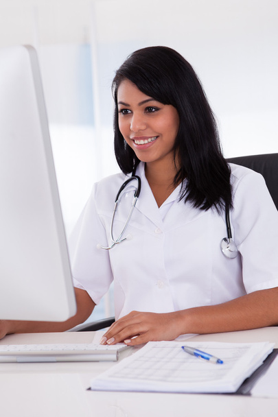 glücklich weibliche Ärztin mit Computer - Foto, Bild