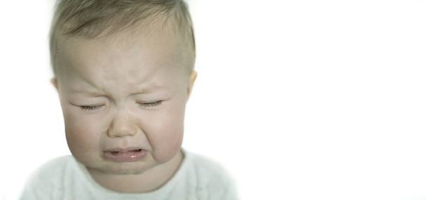 Плачущий ребенок изолирован на белом фоне
 - Фото, изображение