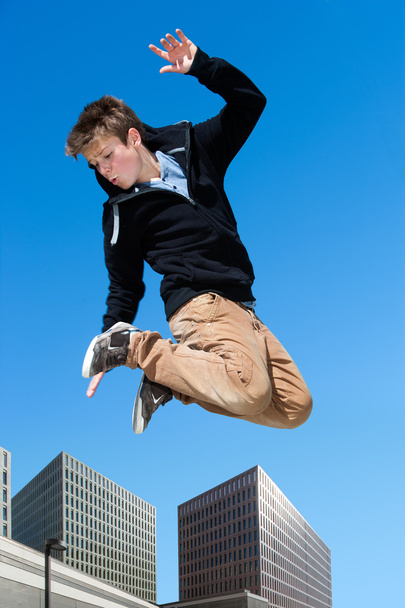Энергичный мальчик-прыгун в городе
. - Фото, изображение