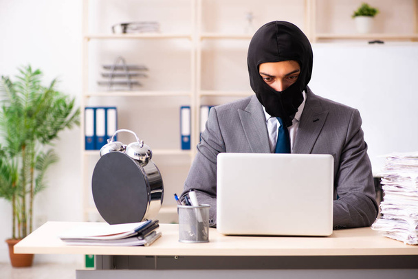 Мужчина-гангстер крадет информацию из офиса
  - Фото, изображение