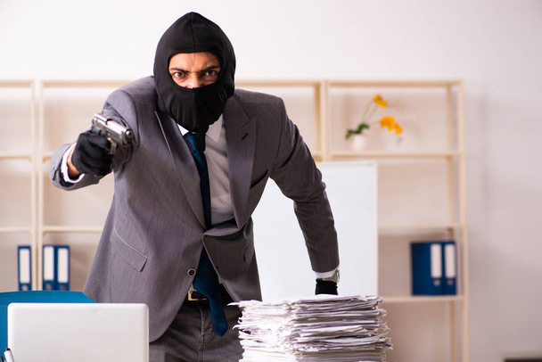 Un gangster masculin vole des informations au bureau  - Photo, image