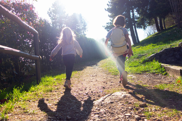 Маленькі дівчата під час пішохідної подорожі в гори
 - Фото, зображення