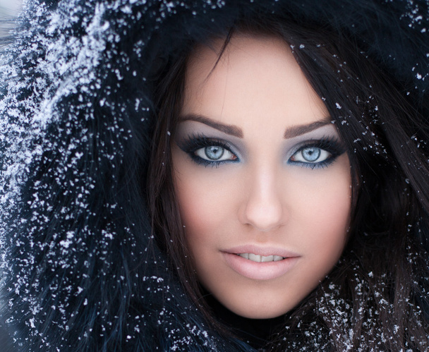 kobieta w snowy futrzany kaptur - Zdjęcie, obraz